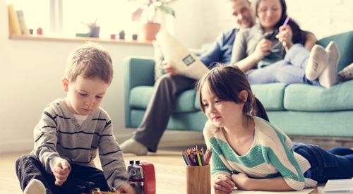 Familia en el salón de su casa. Convivencia familiar